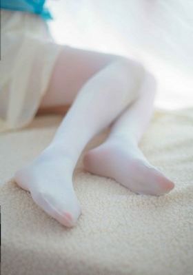 美女叉腿掰阴大胆艺术照